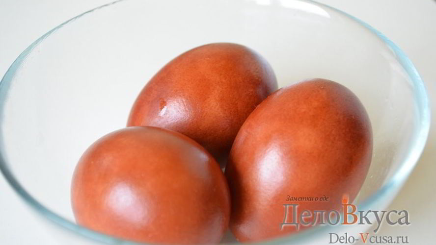 Рецепт красима пасхальных яиц в цвета охры в лукового шелухе