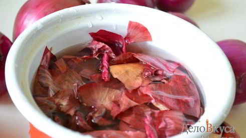 красим пасхальные яйца в цвет охра в луковой шелухе