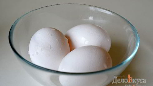 красим пасхальные яйца в цвет охра в луковой шелухе