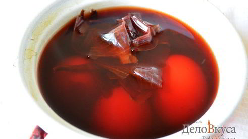 красим пасхальные яйца в цвет охра в луковой шелухе