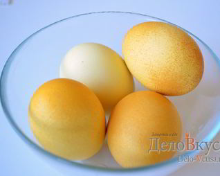 Красим пасхальные яйца в желтый цвет куркумой