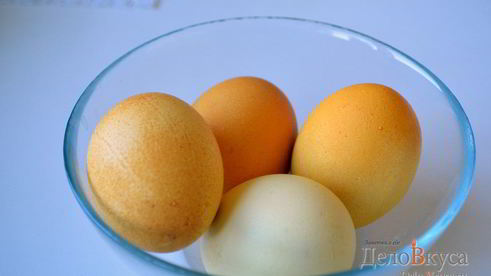 красим пасхальные яйца в желтый цвет куркумой