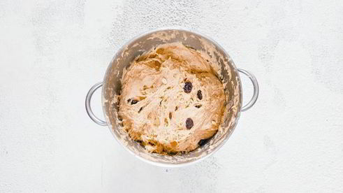 кулич с цукатами, миндалем и изюмом