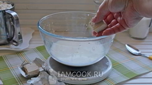 кулич с вяленой вишней и миндалем