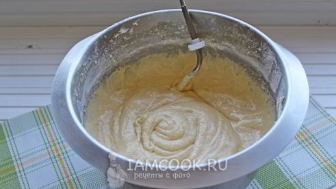 кулич с вяленой вишней и миндалем