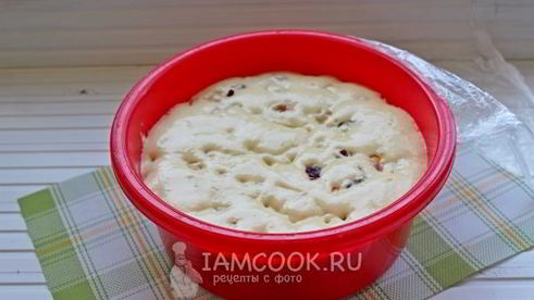 кулич с вяленой вишней и миндалем