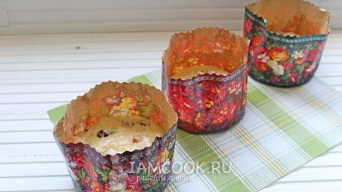 кулич с вяленой вишней и миндалем