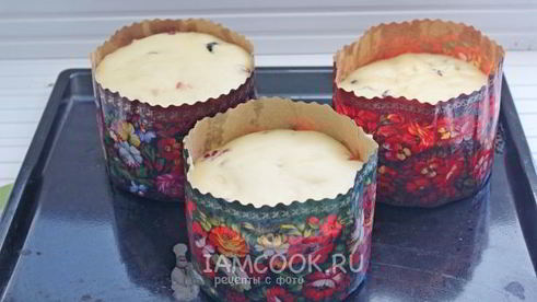 кулич с вяленой вишней и миндалем