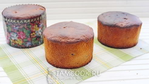 кулич с вяленой вишней и миндалем