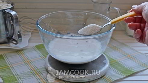 кулич с вяленой вишней и миндалем