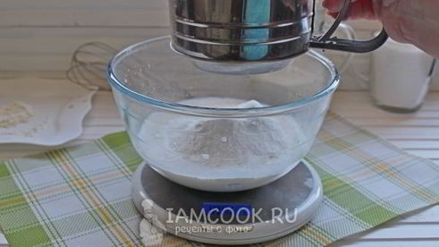 кулич с вяленой вишней и миндалем