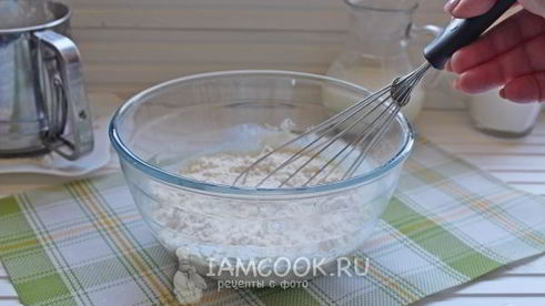 кулич с вяленой вишней и миндалем