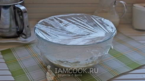 кулич с вяленой вишней и миндалем