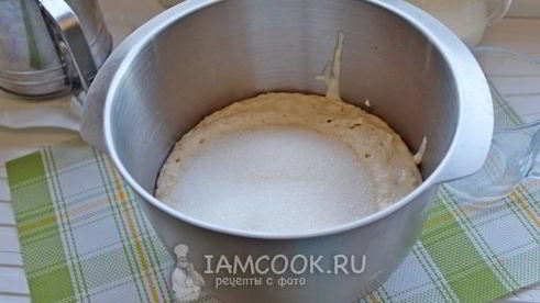 кулич с вяленой вишней и миндалем