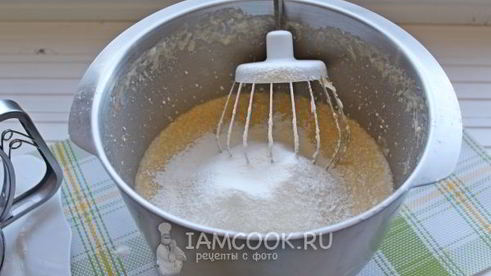 кулич с вяленой вишней и миндалем