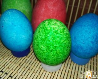 Пасхальные яйца окрашенные цветным рисом