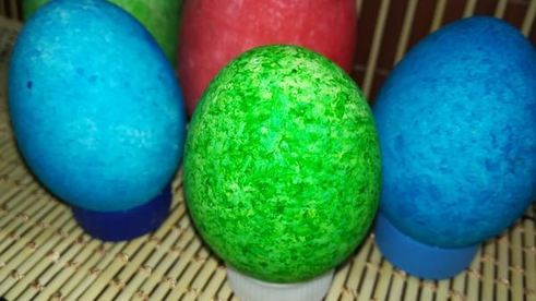 пасхальные яйца окрашенные цветным рисом