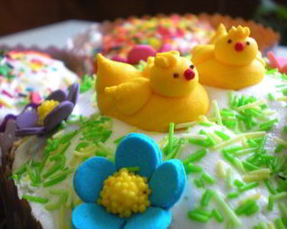 Ванильный пасхальный кулич с изюмом, миндалем и кардамоном