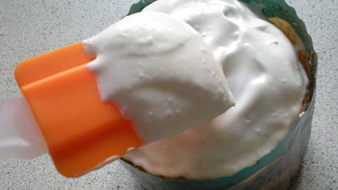 ванильный пасхальный кулич с изюмом, миндалем и кардамоном