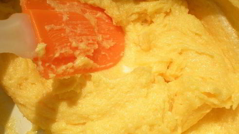 ванильный пасхальный кулич с изюмом, миндалем и кардамоном