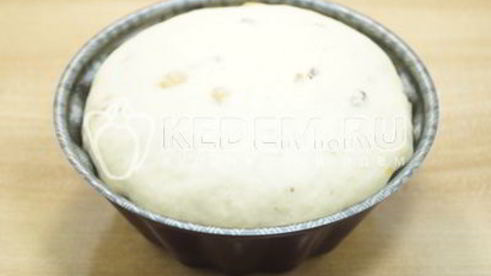 вкусный пасхальный кулич с изюмом