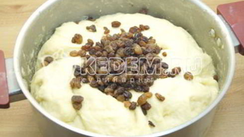 вкусный пасхальный кулич с изюмом