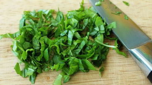 шоколадный десерт с базиликом