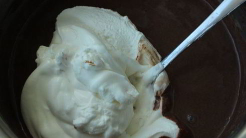 шоколадный десерт с базиликом