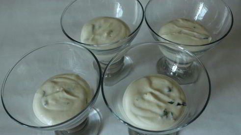 шоколадный десерт с базиликом