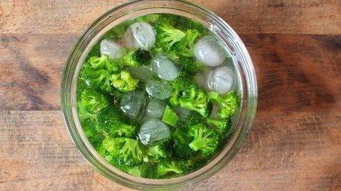 скрамбл с брокколи и бородинскими отрубями