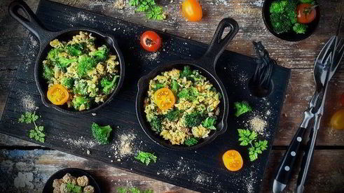 скрамбл с брокколи и бородинскими отрубями