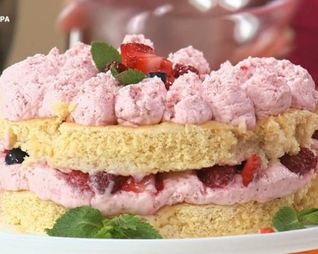 Миндальный бисквит под ягодным суфле