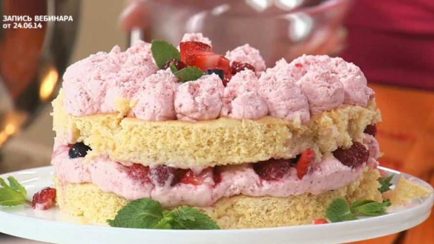 Рецепт миндального бисквита под ягодным суфле