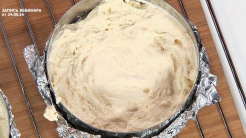 миндальный бисквит под ягодным суфле