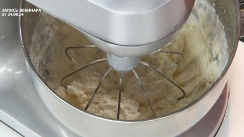 миндальный бисквит под ягодным суфле