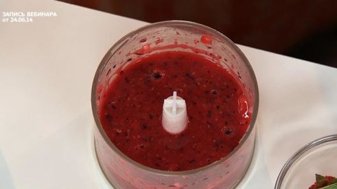 миндальный бисквит под ягодным суфле