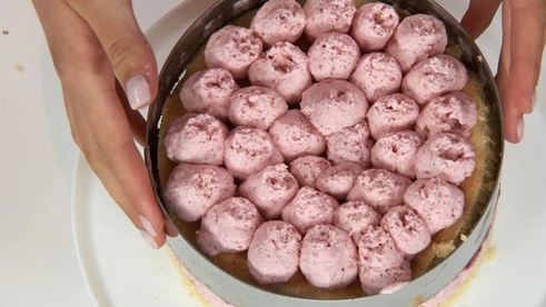 миндальный бисквит под ягодным суфле