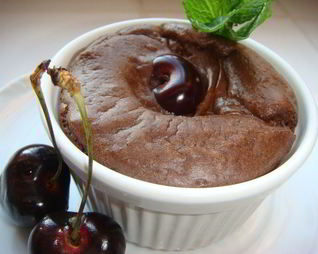 Шоколадное суфле запеченное с пьяной вишней