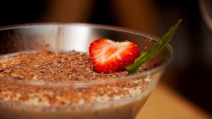 Рецепт клубничного тирамису с кофейными бисквитами