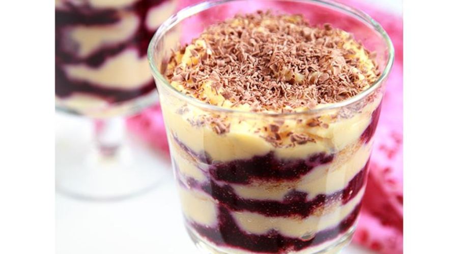 Рецепт тирамису с апельсиновым сиропом и черносмородиновым пюре