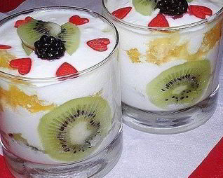 Творожный десерт со сметаной и фруктами