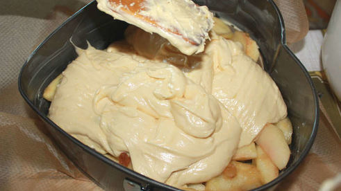 яблочный пудинг с изюмом