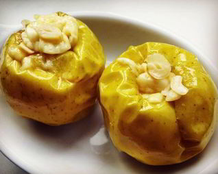 Яблоки с сыром бри, запеченные в микроволновке