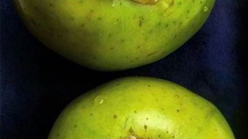 яблоки с сыром бри, запеченные в микроволновке