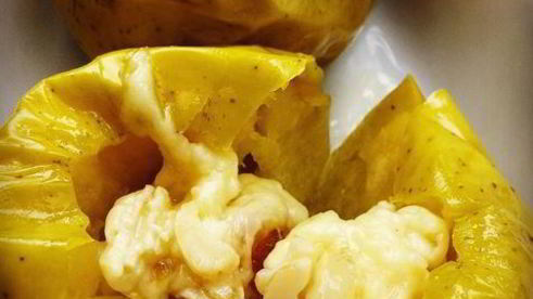 яблоки с сыром бри, запеченные в микроволновке