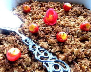 Яблоки, запеченные под овсяным крамблом