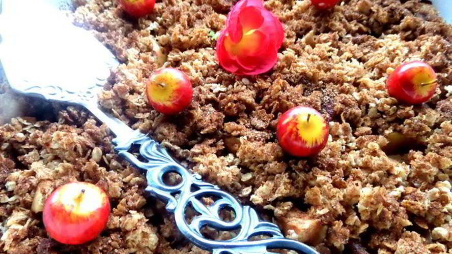 Рецепт яблок, запеченных под овсяным крамблом