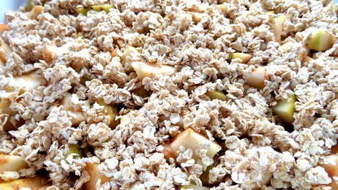 яблоки, запеченные под овсяным крамблом