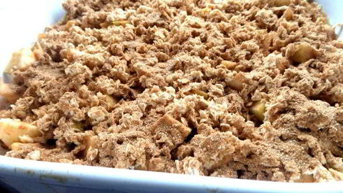 яблоки, запеченные под овсяным крамблом