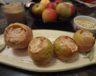 Яблоки запеченные с творогом и орехами